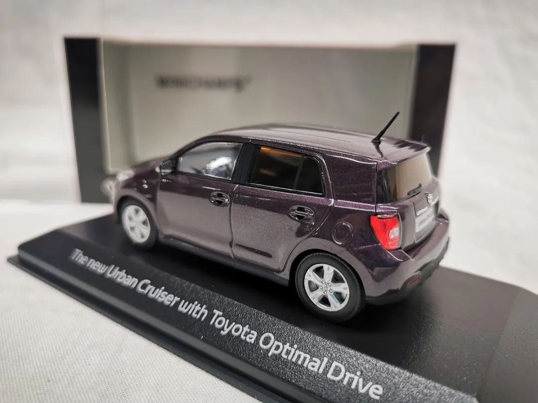 Toyota Urban Cruiser 2009 Minichamps 1:43 - Paars Metallic
