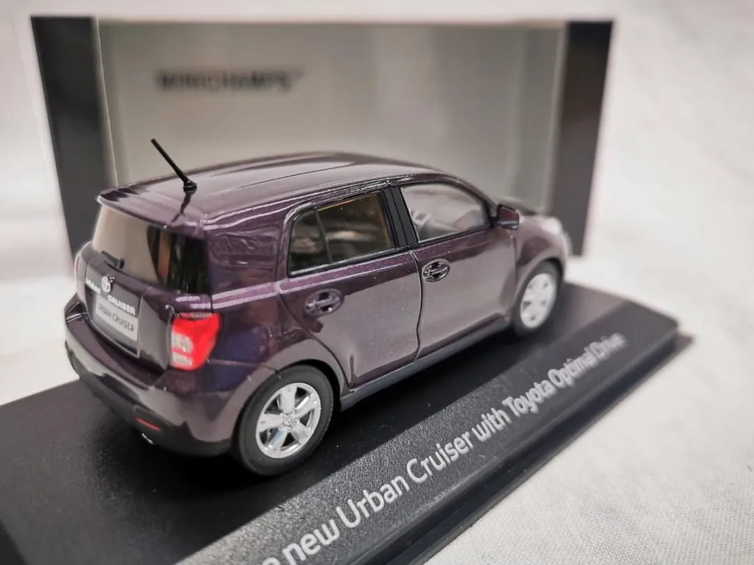 Toyota Urban Cruiser 2009 Minichamps 1:43 - Paars Metallic