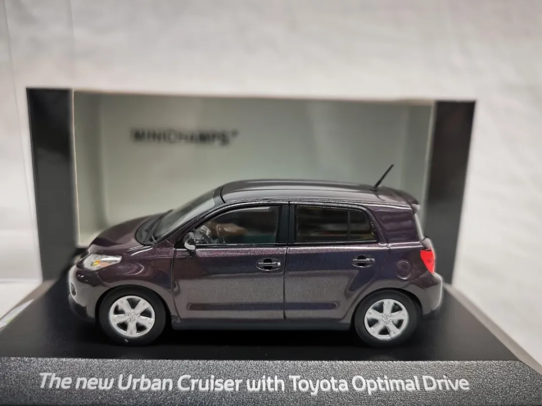 Toyota Urban Cruiser 2009 Minichamps 1:43 - Paars Metallic