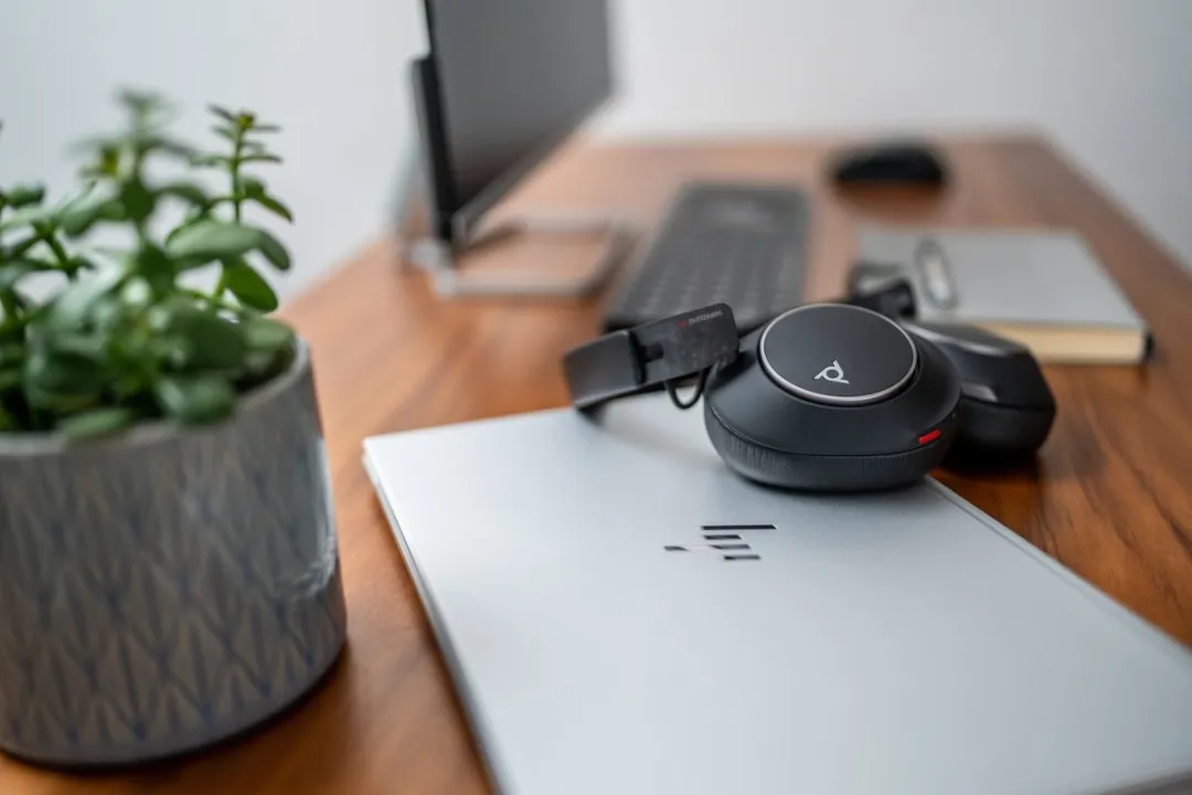 POLY Voyager Surround 80 UC Microsoft Teams Certified USB-C Headset + USB-C/A-adapter