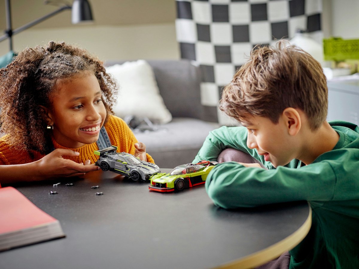 LEGO Speed Champions Aston Martin Valkyrie AMR Pro en Aston Martin Vantage GT3
- 76910