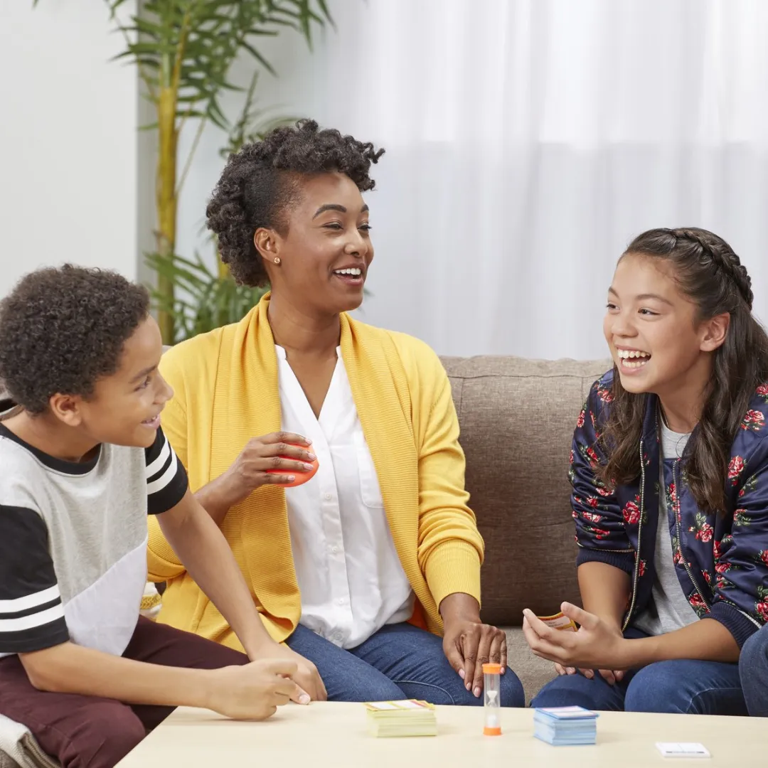 Hasbro Gaming Taboo Kinderen tegen Ouders Franse Editie E4941101