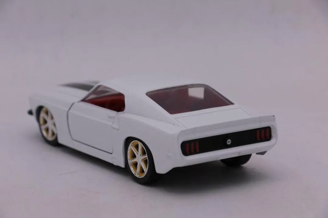 Jada Toys Roman's Ford Mustang Custom 1:32 - Wit - afbeelding 6 van 6