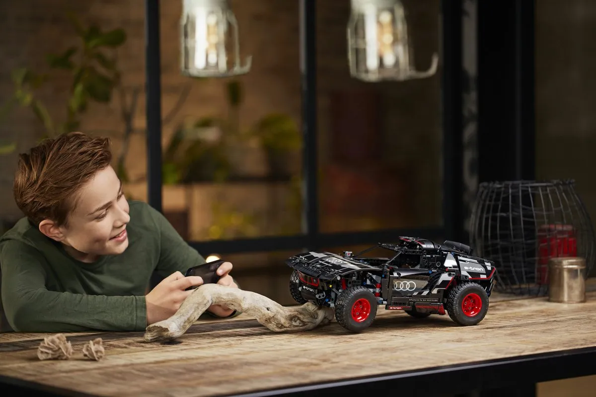 LEGO Technic Audi RS Q e-tron 42160 - 914 Stukken