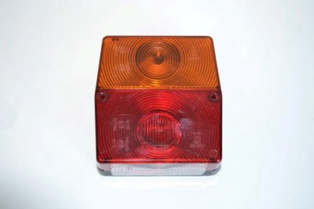 Achterlicht - Gloeilamp - 12/24V - Opbouw/Geschroefd - ECE - Lenskleur: Rood / Geel - Stekker: Platte stekker - links/rechts - Aantal: 1