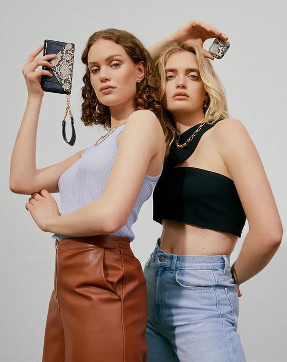 iDeal of Sweden Envelope Clutch iPhone 8/7/6/6s/SE - Python - 3 Pasjes