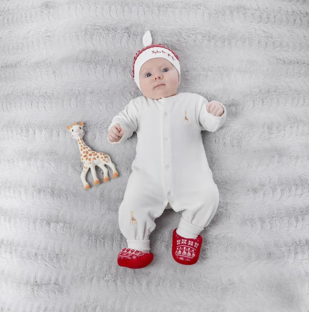 Sophie de Giraf Kerstcadeauset - Poppetje met muts & slofjes - Wit/Rood