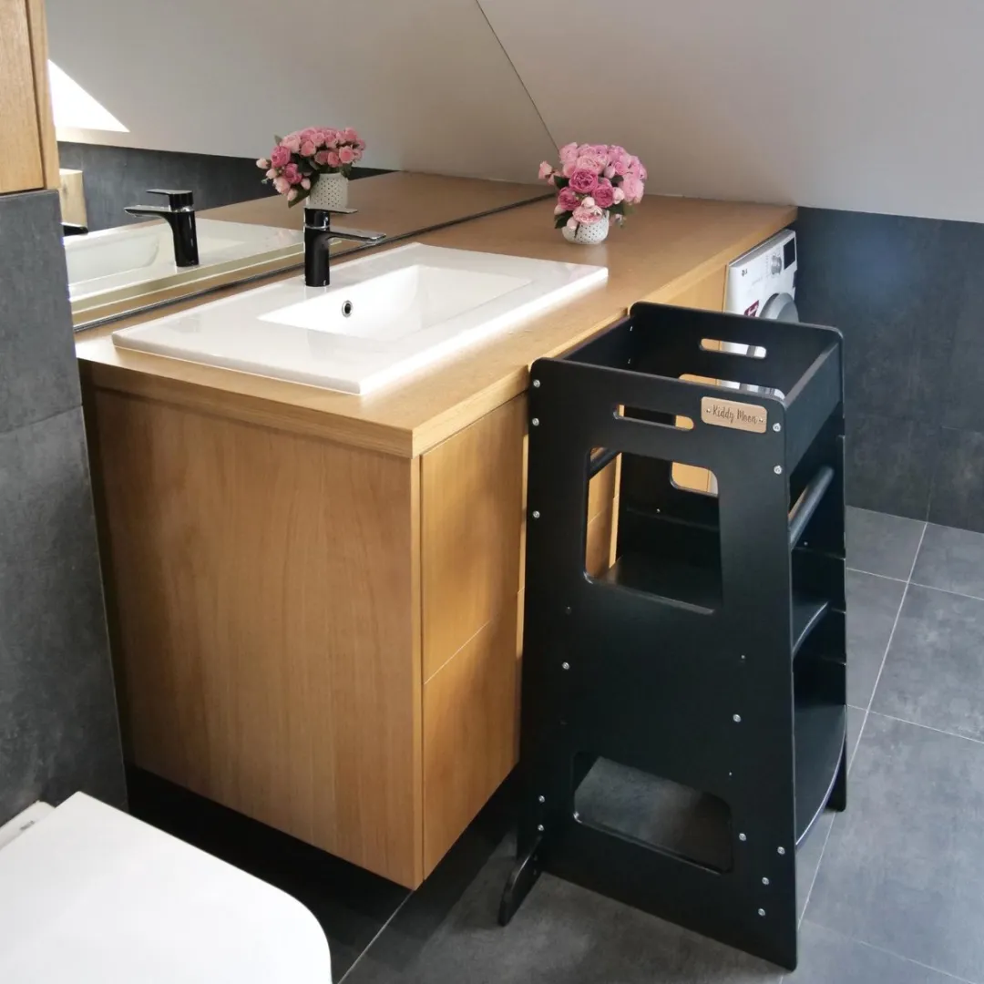 KiddyMoon Leertoren voor kinderen Houten - Montessori meubilair - In hoogte verstelbaar - Opstapkrukje - Toddlers stool - Leerstoel baby - Kinderstoel - Montessori kitchen helper Hout - Keukenhulp - Keukentoren - Kindertrap - Zwart