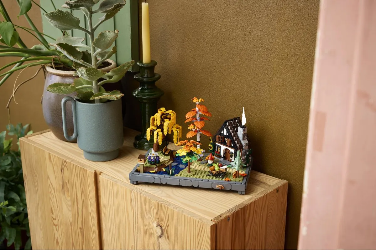 LEGO Icons Herfsttuin met Cottage 11372 - Bouwpakket - 1102 Stukken - Multicolor