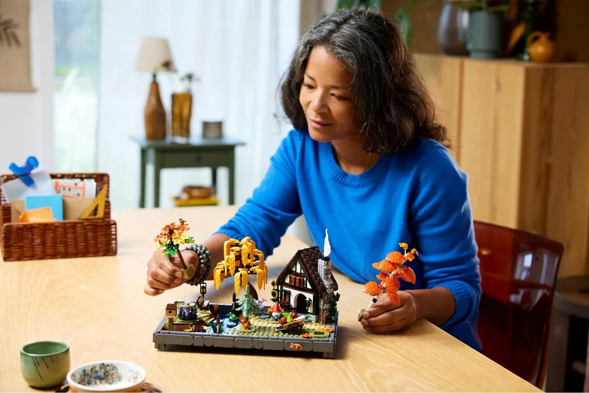LEGO Icons Herfsttuin met Cottage 11372 - Bouwpakket - 1102 Stukken - Multicolor