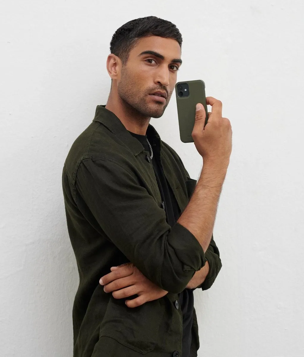 iDeal of Sweden Atelier Case iPhone 13 - Intense Khaki