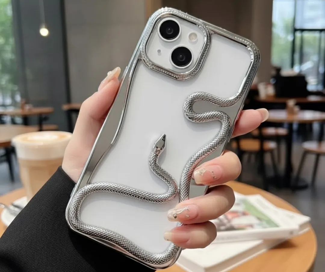 NUVEX iPhone 14 Hoesje - Zilverkleurig Transparant - 3D Slang Detail