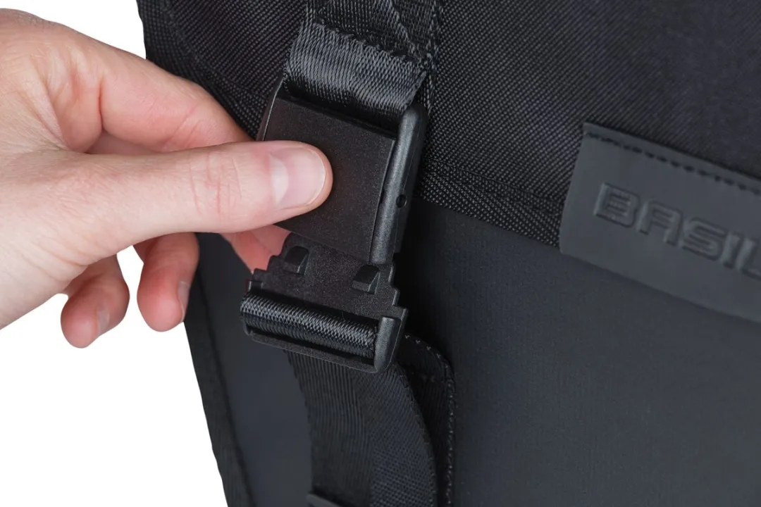 Basil Tour Waterproof Fietstas 28L - Zwart