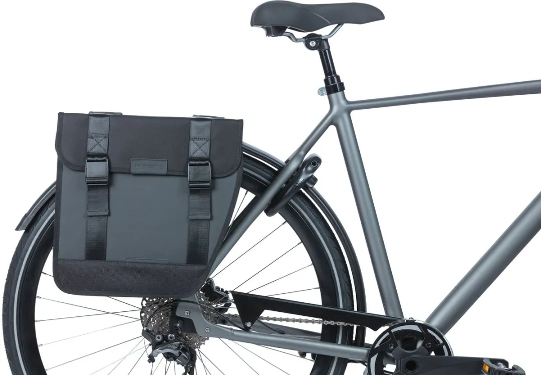 Basil Tour Waterproof Fietstas 28L - Zwart - afbeelding 6 van 6
