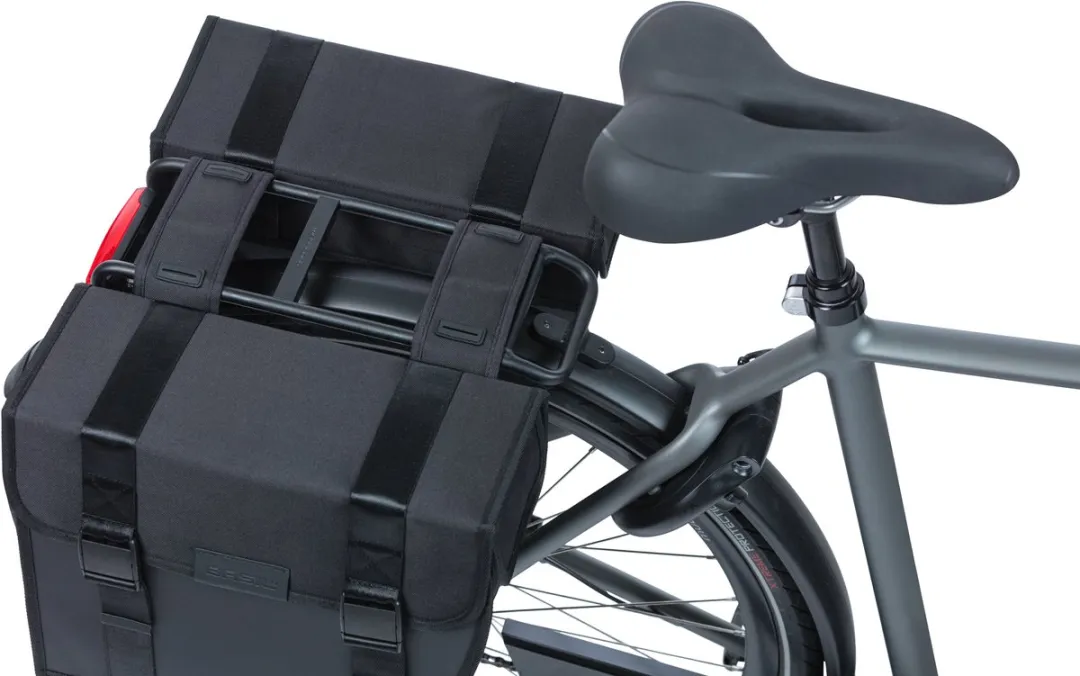 Basil Tour Waterproof Fietstas 28L - Zwart