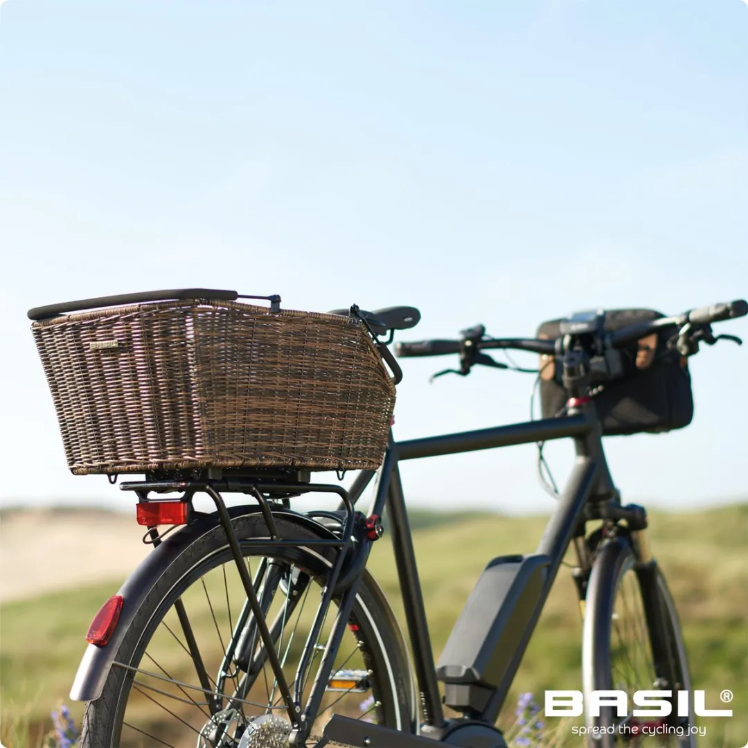 Basil Cento Rattan Look Fietsmand Achter - Kunststof rotan - Bruin