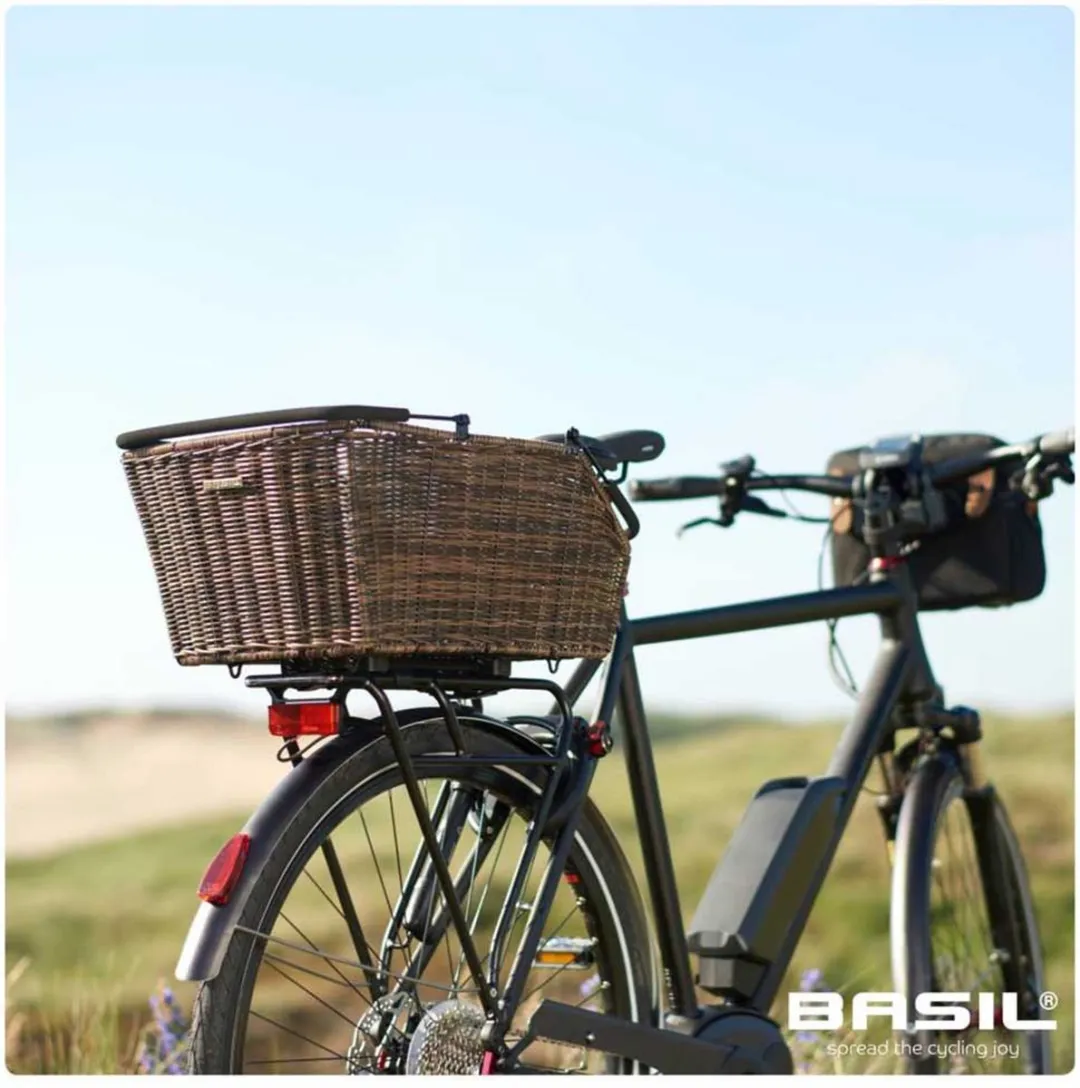 Basil Cento Rattan Look Fietsmand Achter - Kunststof rotan - Bruin