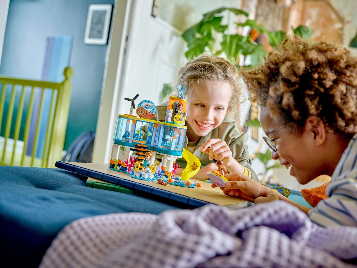 LEGO Friends Reddingscentrum op zee Dieren Speelgoed, Mini Poppetjes en Dierenarts Set - 41736