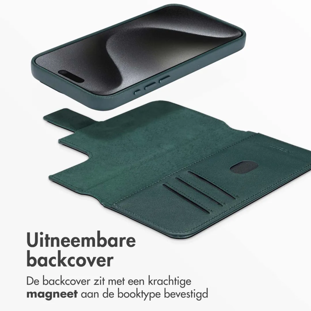 Accezz Hoesje iPhone 15 Pro Max - Leather Bookcase 2-in-1 - 3 Pasjes - Donkergroen