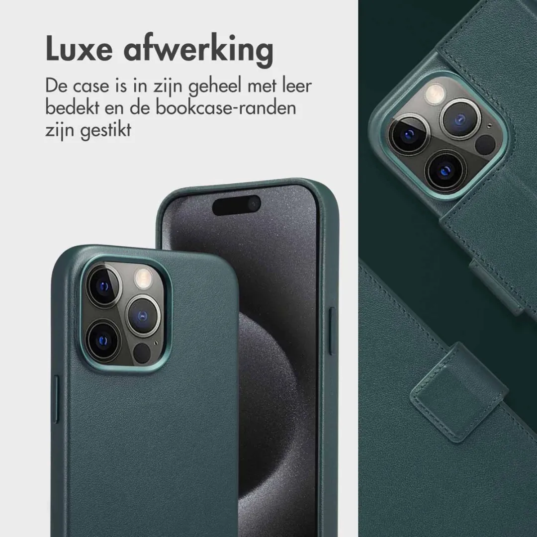 Accezz Hoesje iPhone 15 Pro Max - Leather Bookcase 2-in-1 - 3 Pasjes - Donkergroen