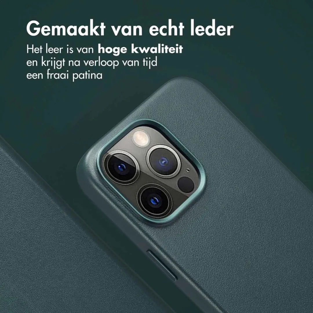 Accezz Hoesje iPhone 15 Pro Max - Leather Bookcase 2-in-1 - 3 Pasjes - Donkergroen