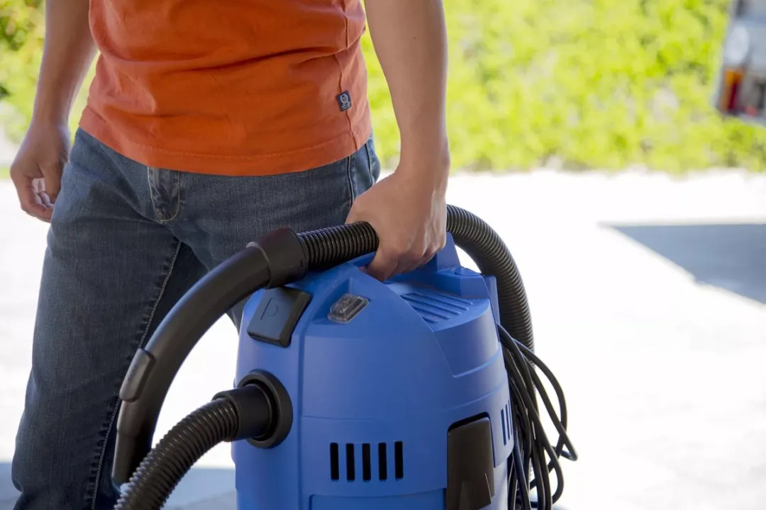 Nilfisk Buddy II 18 Car Cleaner Edition – Krachtige nat- en droogzuiger met 1200W motor, 18L container, blaasfunctie en complete auto-reinigingsset, Stof-/waterzuiger, Alleszuiger