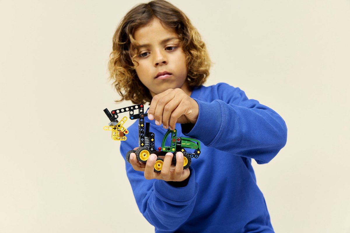 LEGO® Technic John Deere 1470H Houtoogstmachine - Werkende Klauw en Boomstam - Modelbouwspeelgoed - 42218