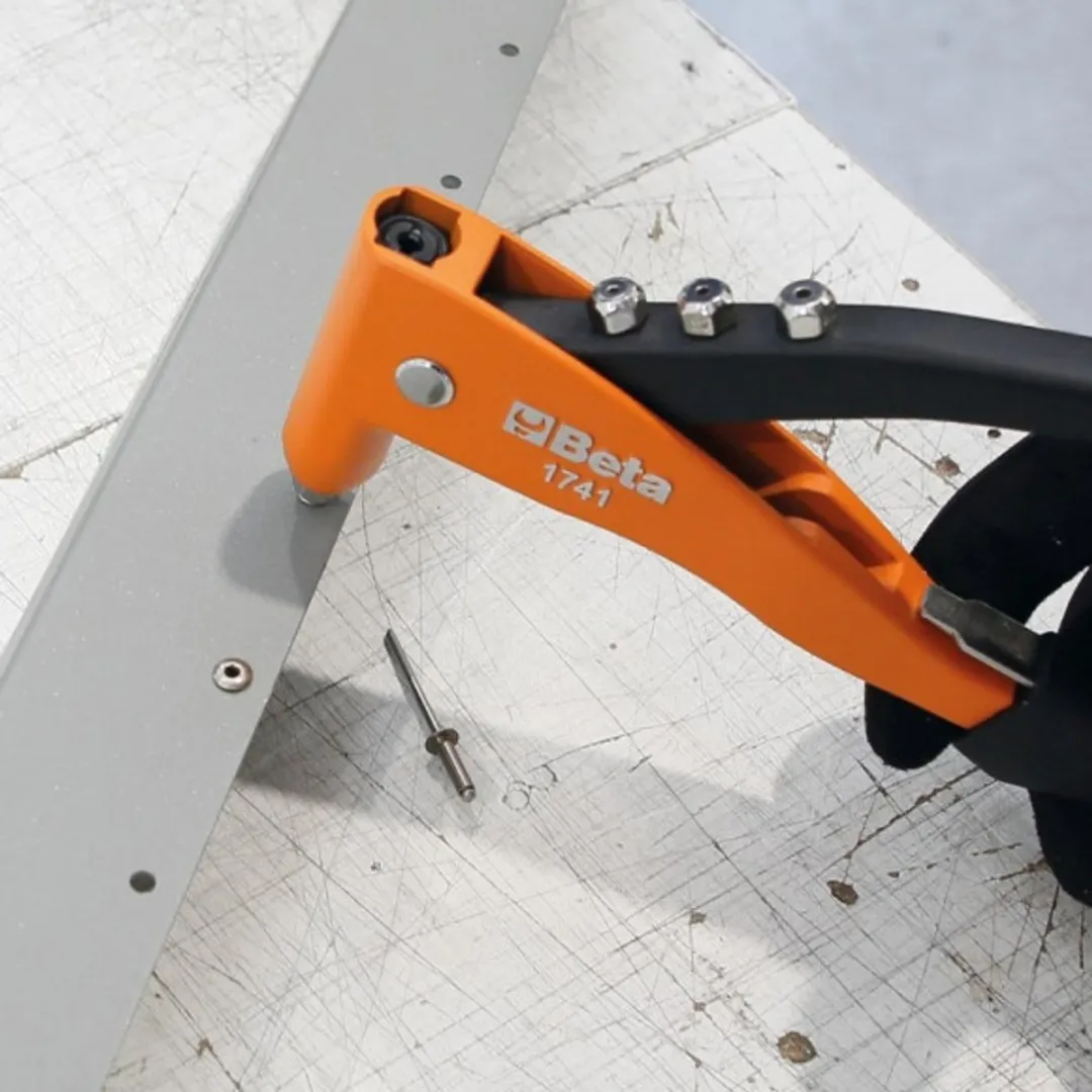 Beta 1741 Zijdelingse Klinknageltang 2.4-5mm - Oranje/Zwart