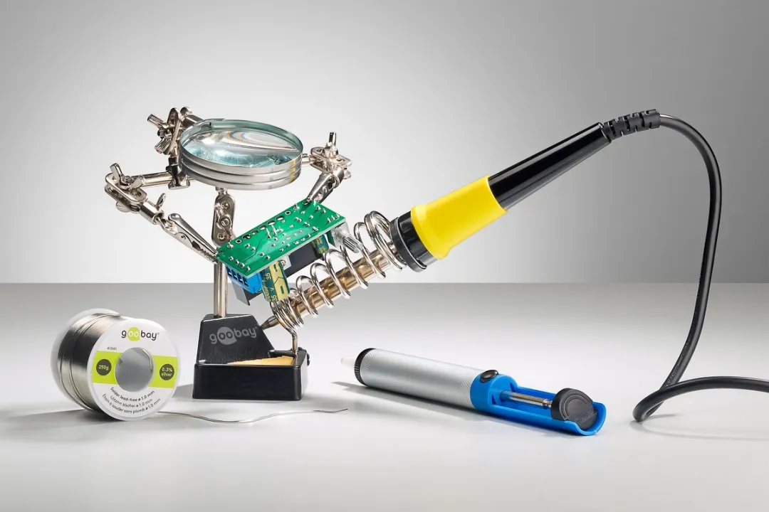 Goobay Derde Hand 76560 - met vergrootglas en soldeerbouthouder