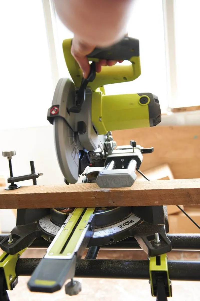 Ryobi EMS216L Afkortzaag 216mm 1200W