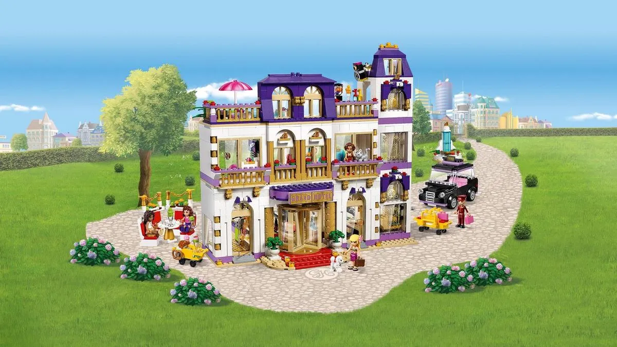 LEGO Friends Grand Hotel 41101 - 1552 Stukken - 5 Minifiguren - Paars