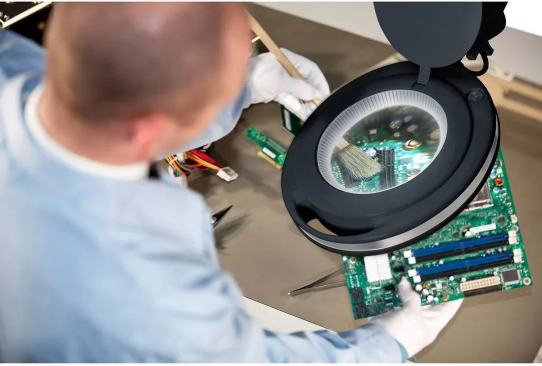 TOOLCRAFT TO-7173474 LED-loeplamp 8 W met klemhouder Vergrotingsfactor=1.75 x 127 mm Energielabel 2021 F (A - G)