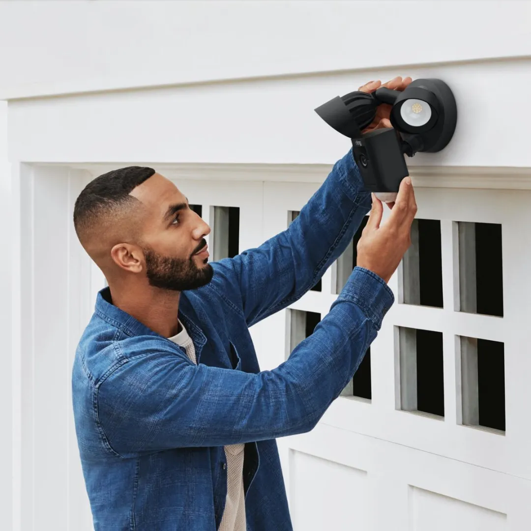 Ring Floodlight Cam Wired Plus - Zwart