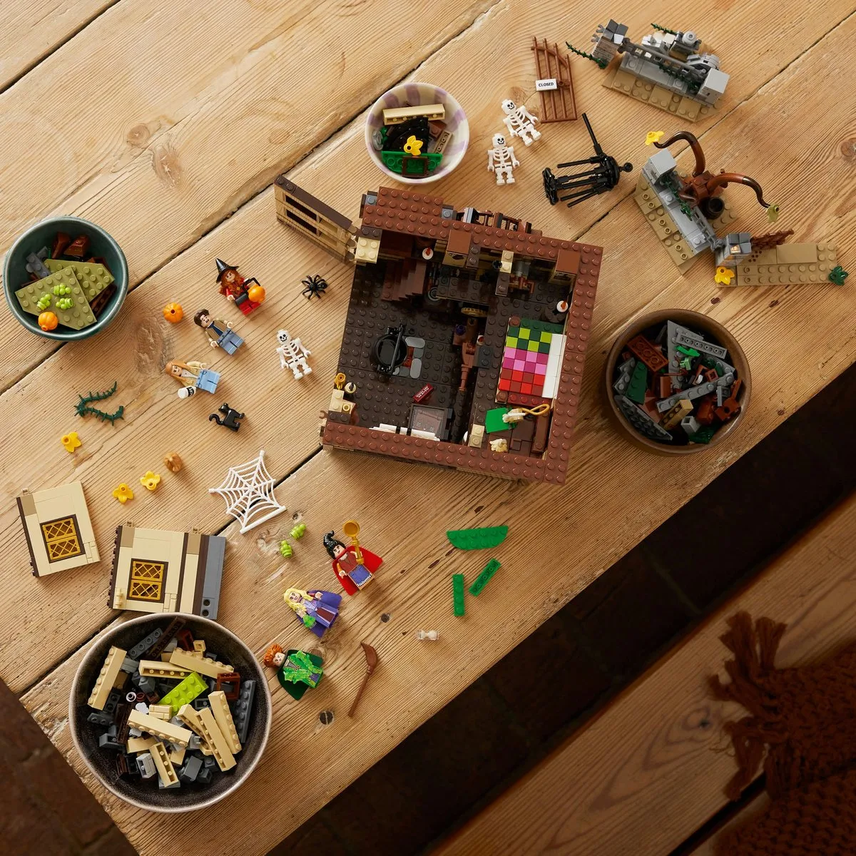 LEGO Ideas Disney Hocus Pocus Huisje Sanderson-zussen 21341 - 2316 Stukken
