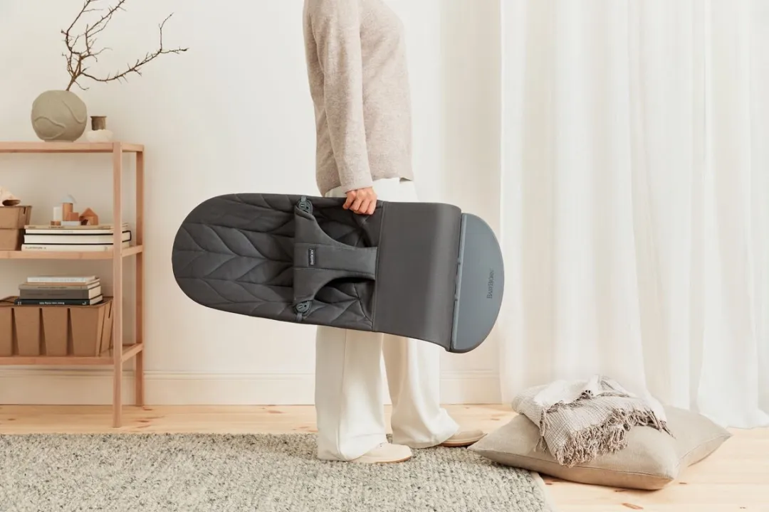 BabyBjörn Wipstoel Bliss - Geweven kroonblad quilt - Antraciet - Ergonomisch - Verstelbaar - Inklapbaar