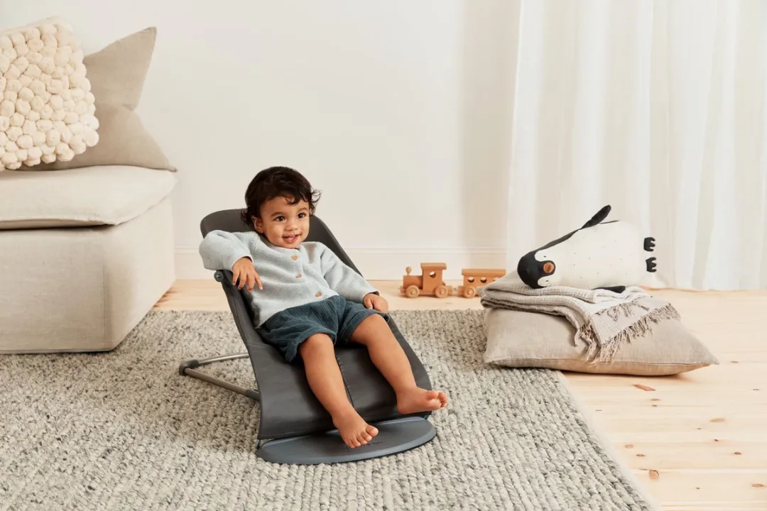 BabyBjörn Wipstoel Bliss - Geweven kroonblad quilt - Antraciet - Ergonomisch - Verstelbaar - Inklapbaar