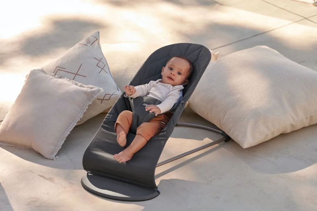 BabyBjörn Wipstoel Bliss - Geweven kroonblad quilt - Antraciet - Ergonomisch - Verstelbaar - Inklapbaar