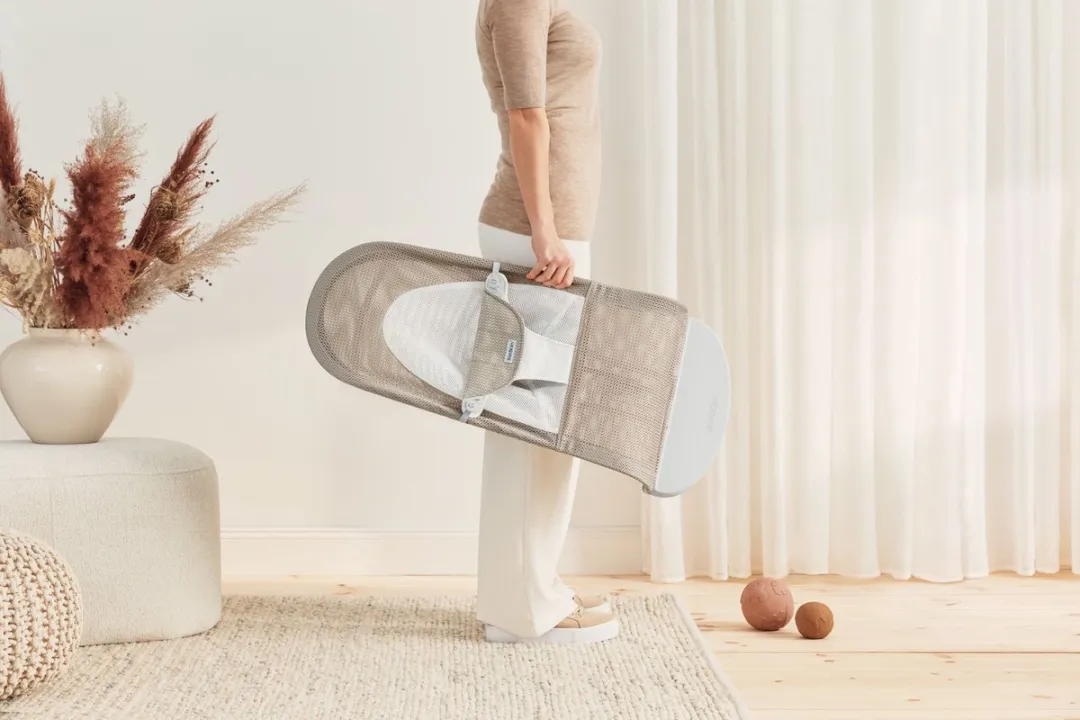 BabyBjörn Wipstoel Balance Soft - Mesh - Grijsbeige-Wit - Ergonomisch - Verstelbaar - Inklapbaar