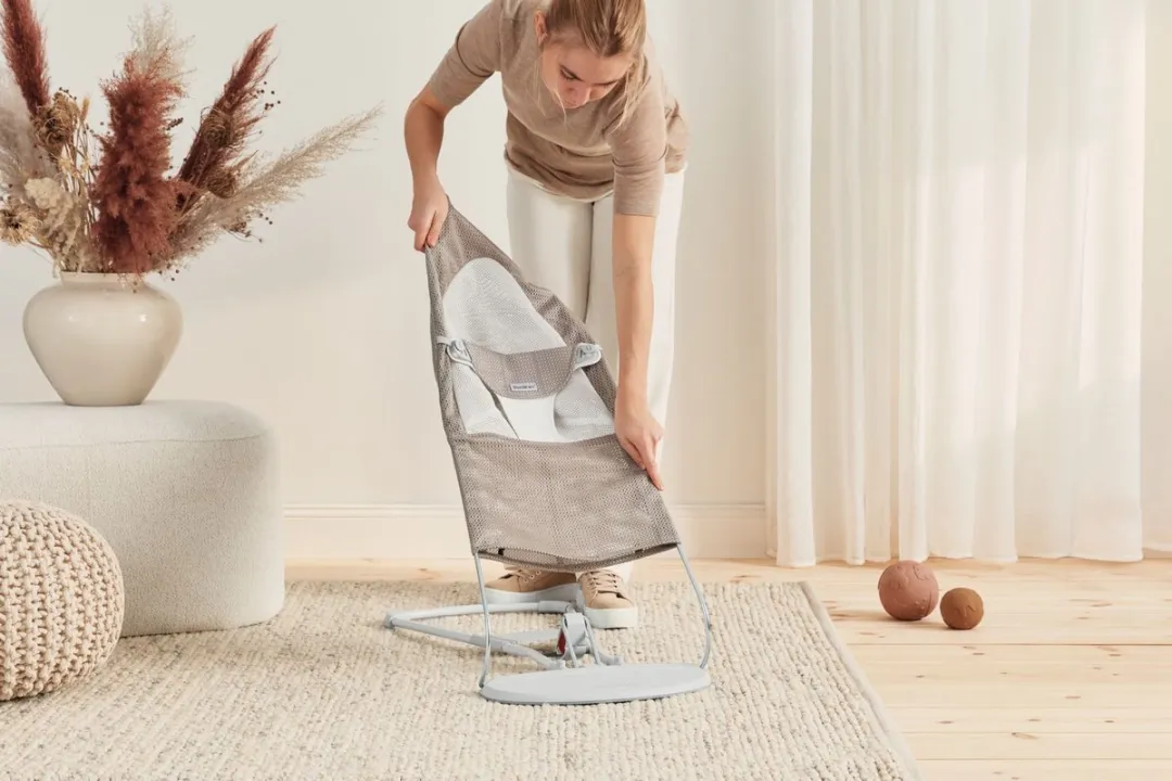 BabyBjörn Wipstoel Balance Soft - Mesh - Grijsbeige-Wit - Ergonomisch - Verstelbaar - Inklapbaar