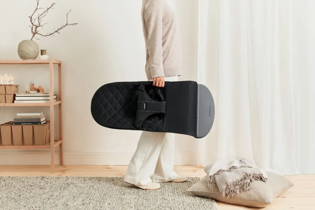 BabyBjörn Wipstoel Bliss - Geweven klassiek quilt - Zwart - Ergonomisch - Verstelbaar - Inklapbaar