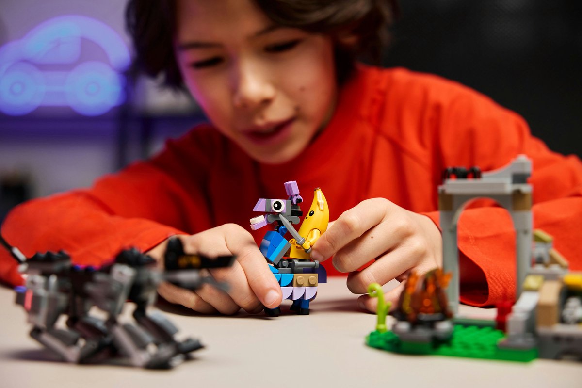 LEGO® Fortnite® Peely en Sparkplugs Kamp - 77075