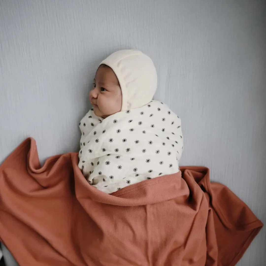 Mushie Hydrofiele Doek XL Swaddle - Black Daisy - afbeelding 6 van 6