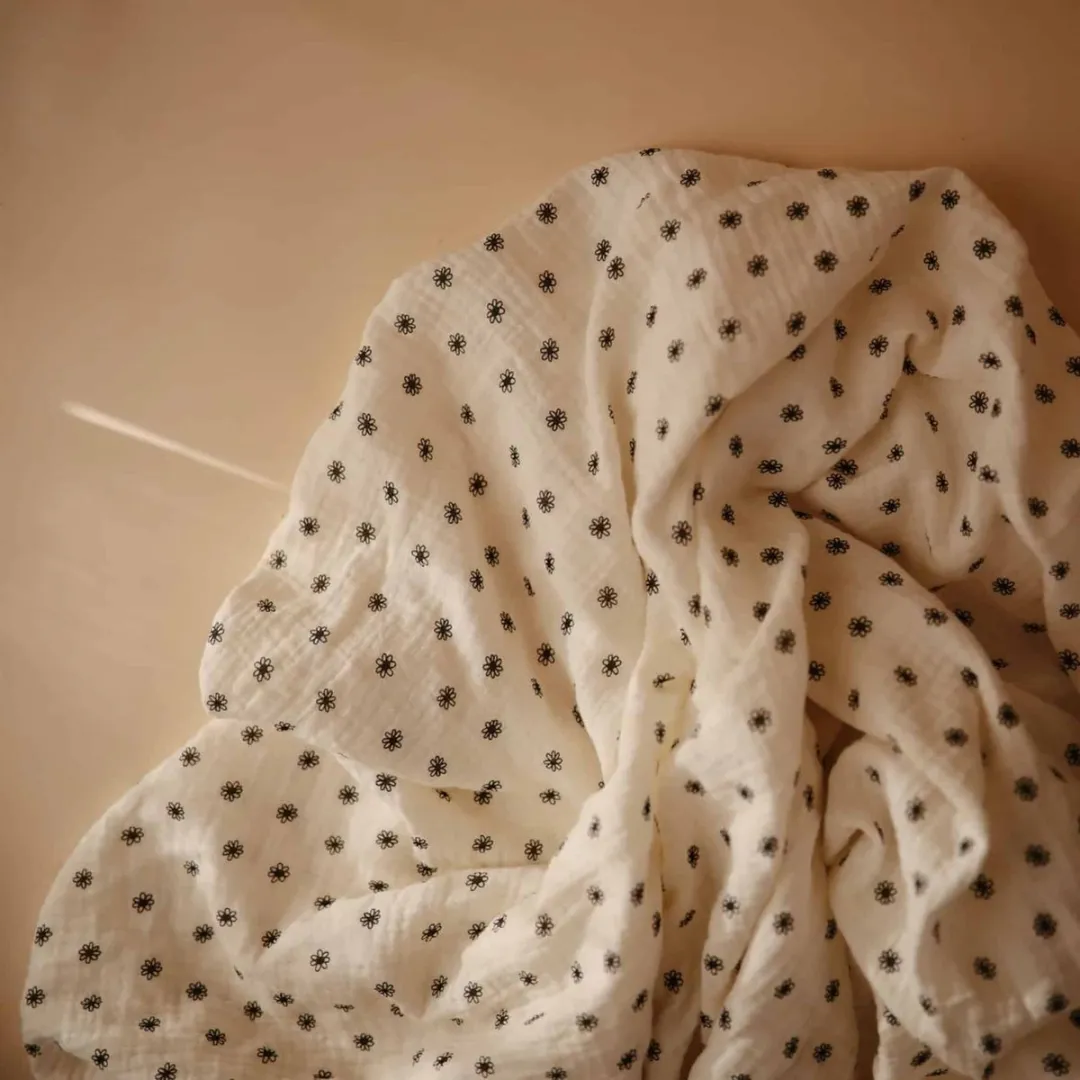Mushie Hydrofiele Doek XL Swaddle - Black Daisy