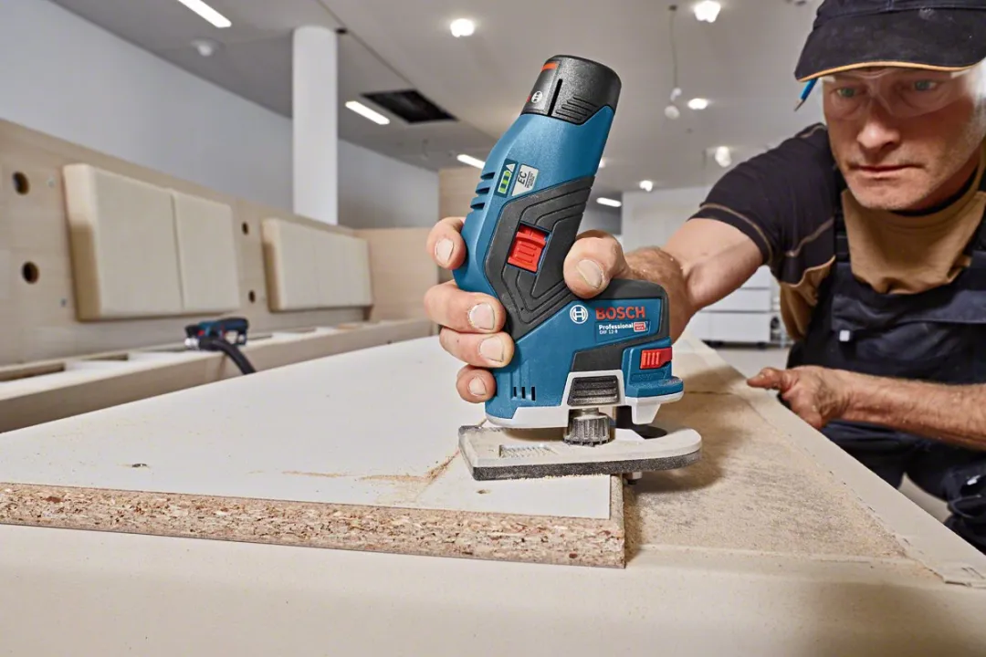 Bosch Professional GKF 12V-8 Accu Kantenfreesmachine - 2x 3,0 Ah - Blauw - afbeelding 6 van 6