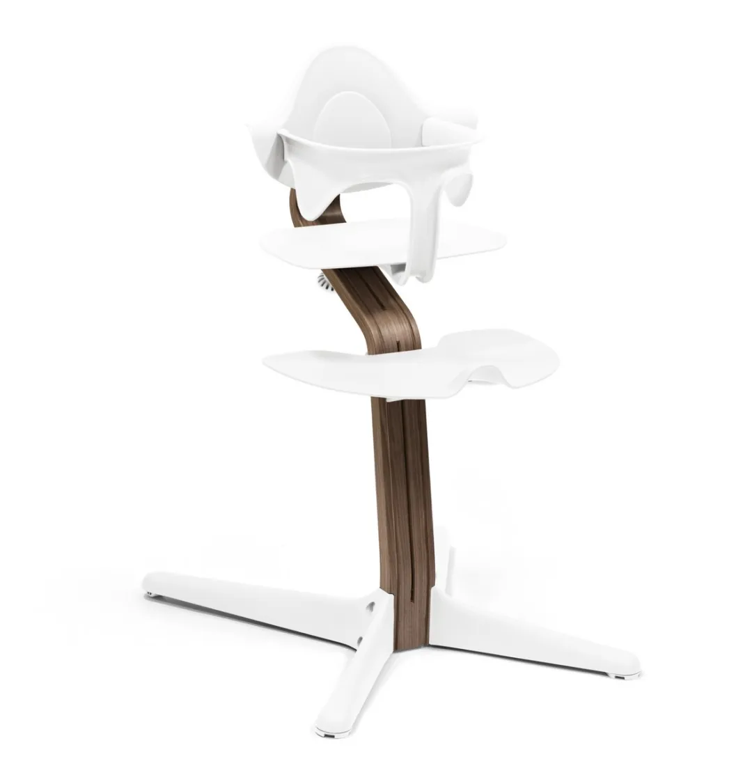 Stokke Nomi stoel (walnoot/wit) met babyset (wit) - Stimuleert actief zitten en biedt ondersteuning als je baby leert zitten - Kan tot 150 kg dragen
