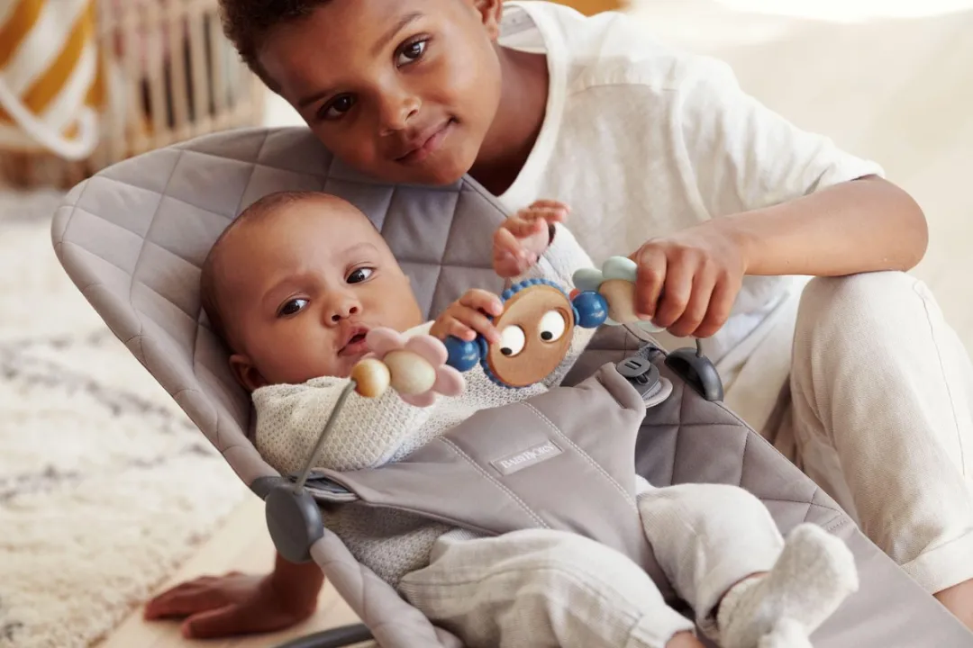 BabyBjörn Speelboog Wipstoel - Ondeugende Oogjes Pastel