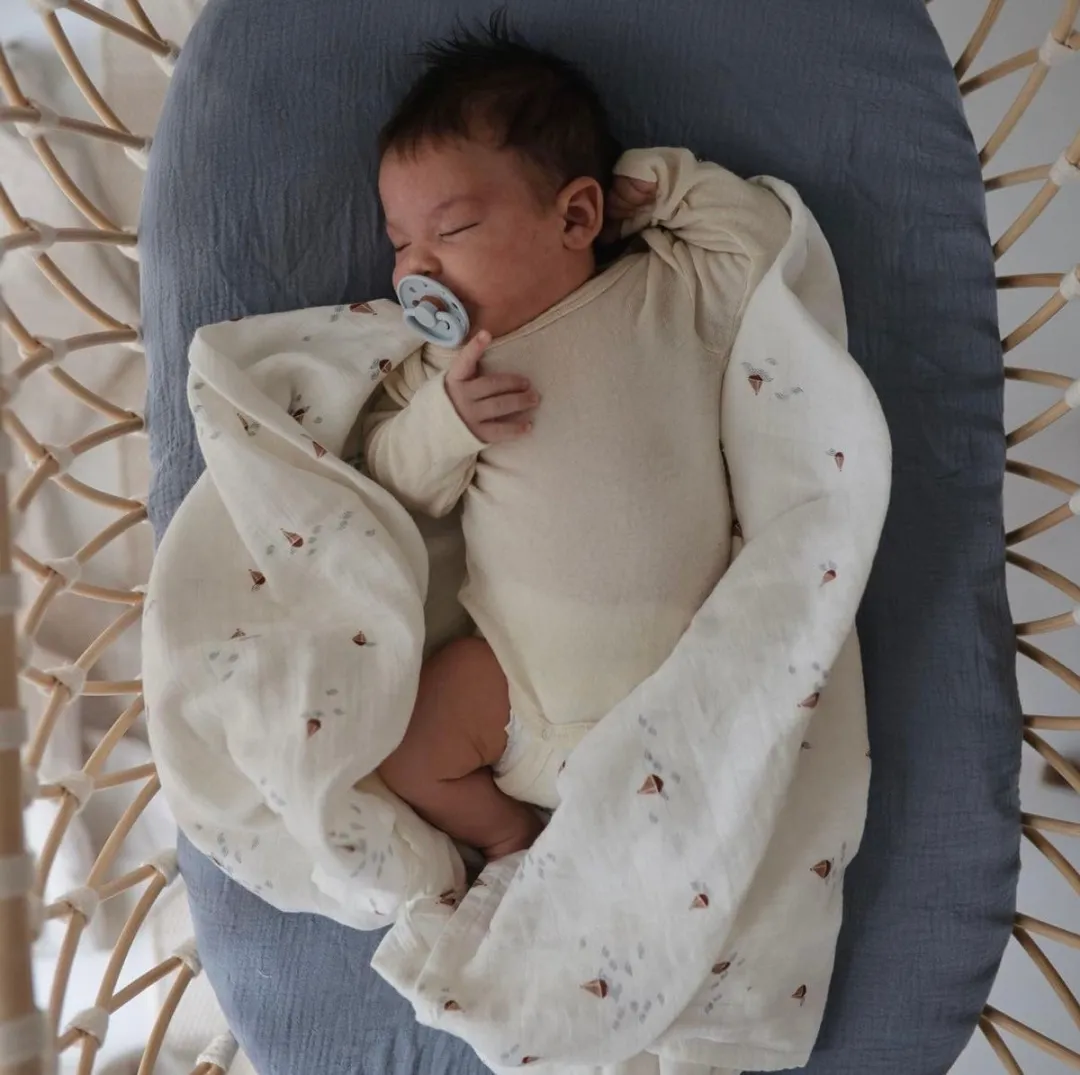Mushie Hydrofiele Doek XL Swaddle - Whales - afbeelding 6 van 6