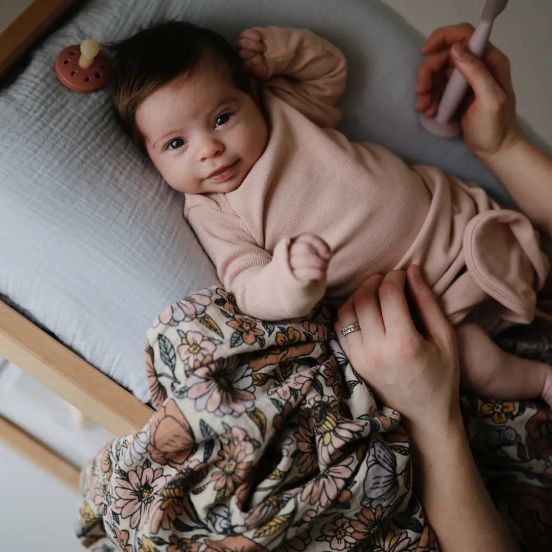 Mushie Hydrofiele Doek XL Swaddle Retro Flowers