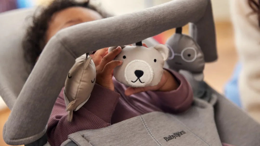 BabyBjörn Speelboog Wipstoel - Knuffelvriendjes Neutrale kleuren