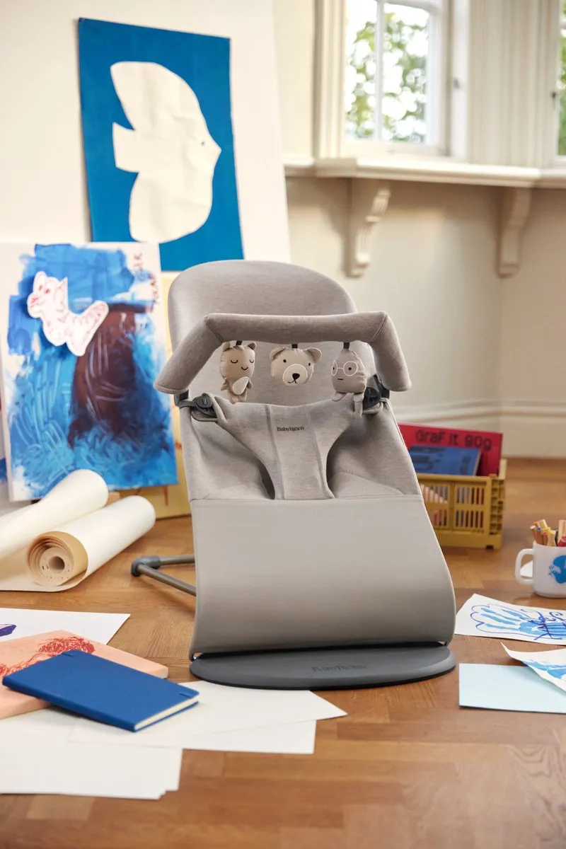 BabyBjörn Speelboog Wipstoel - Knuffelvriendjes Neutrale kleuren
